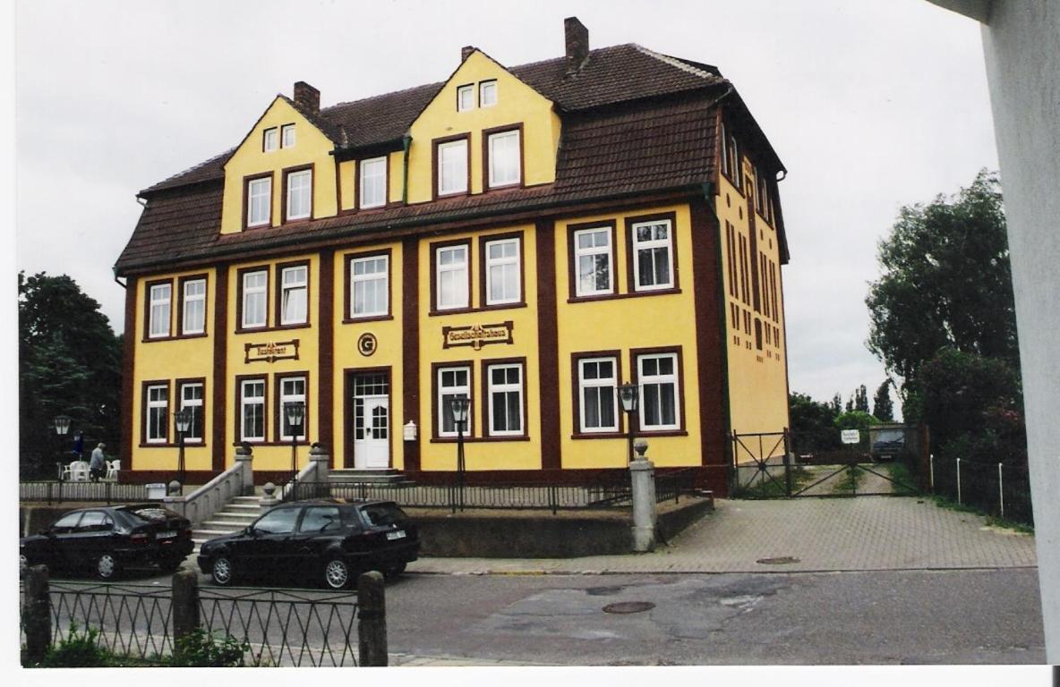 Hotel Gesellschaftshaus ベルゲン・アウフ・リューゲン エクステリア 写真