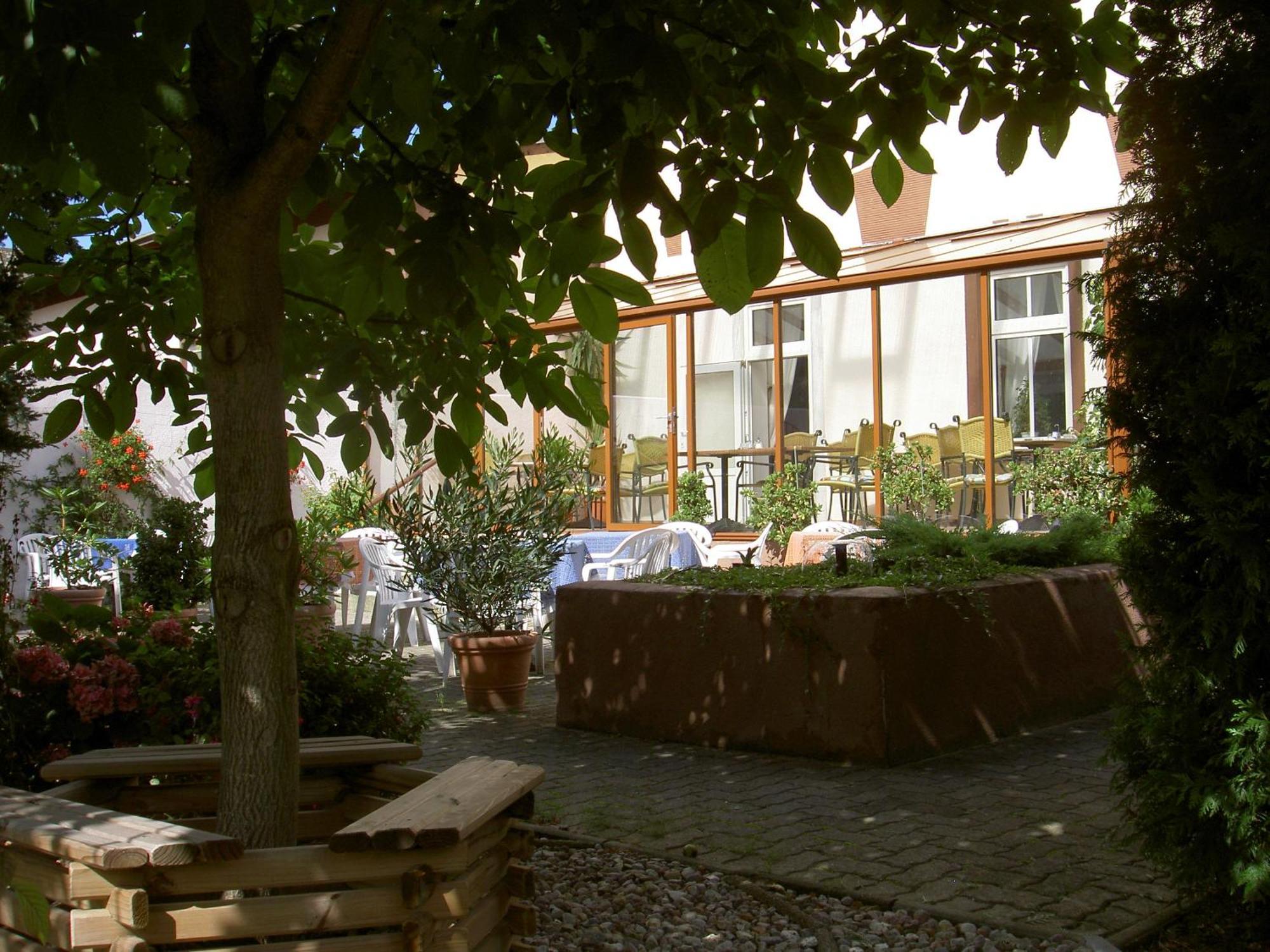 Hotel Gesellschaftshaus ベルゲン・アウフ・リューゲン エクステリア 写真